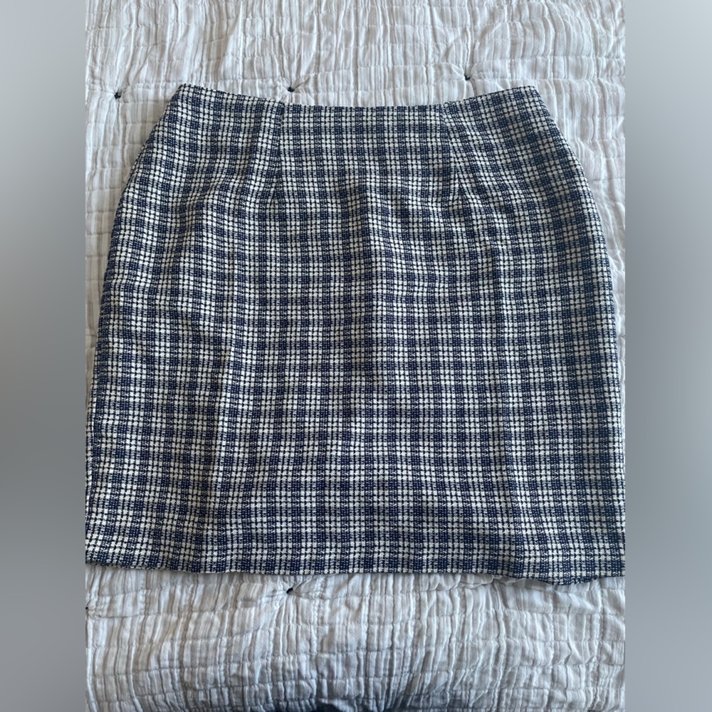 Vintage navy plaid skirt size 12 with zippered back & cute mini slit 🩵